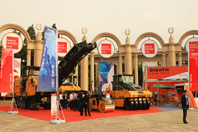 尊龙凯时加入在北京举行的“第十二届中国国际交通手艺与装备展览会”，并借助展会平台举行了筑养路装备新品宣布会。